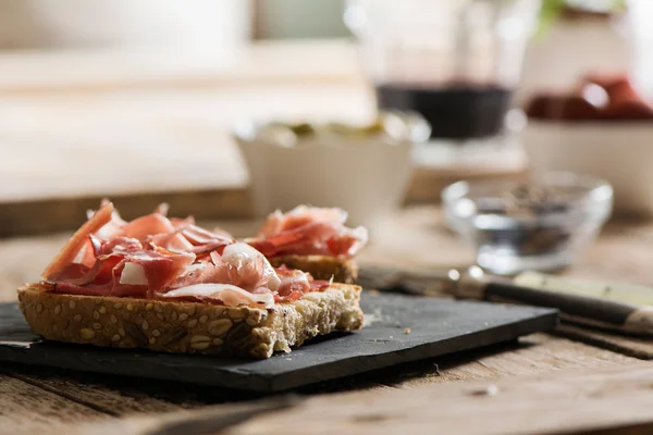 Delicious appetizer of ham and salad — Stock Photo, Image