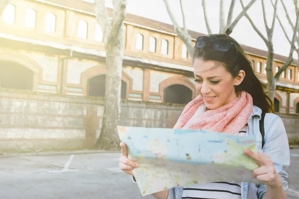 Giovane donna con mappa in strada — Foto Stock