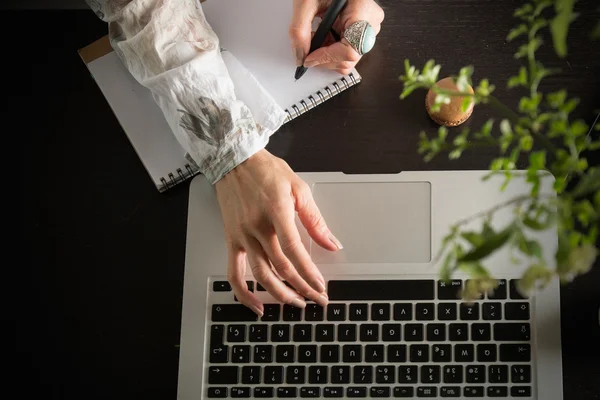 Kvinna händer skriva på datorn, Visa från ovan. — Stockfoto