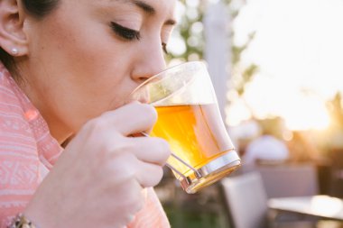 Esans, boş etiketleri ve mavi çiçekler