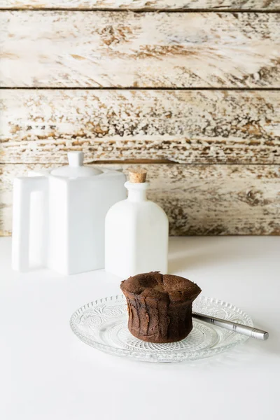 Coulant čokoládový dort, pečený na rustikální dřevo — Stock fotografie