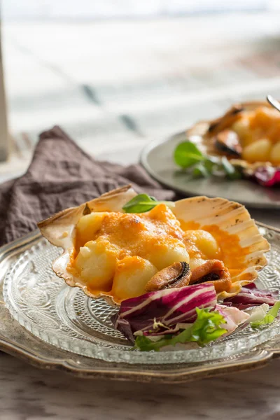 Pasta de ñoquis con mejillones, tomate y sala de crema — Foto de Stock