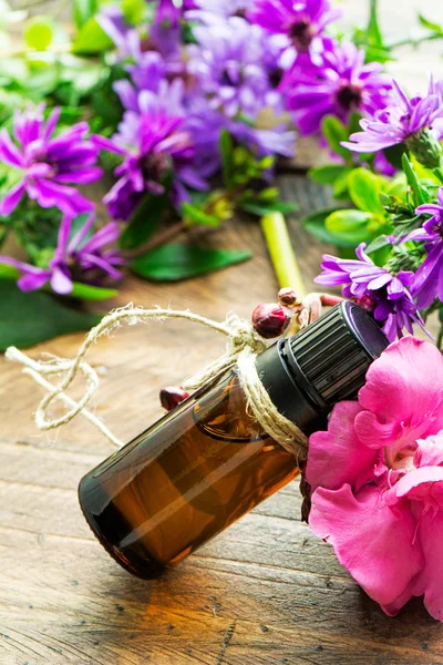 Essential oil, empty tags and roses flowers — Stock Photo, Image