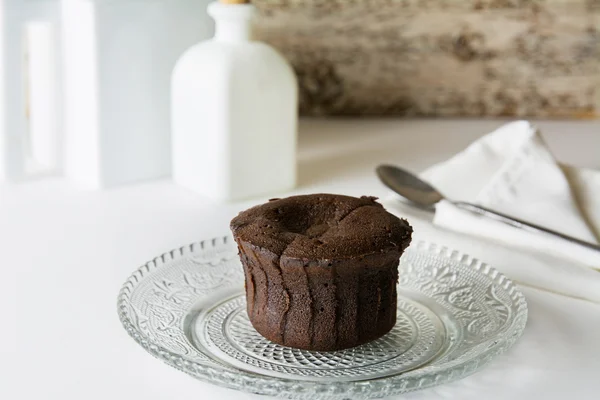 Pastel de chocolate coulant, horneado en madera rústica —  Fotos de Stock