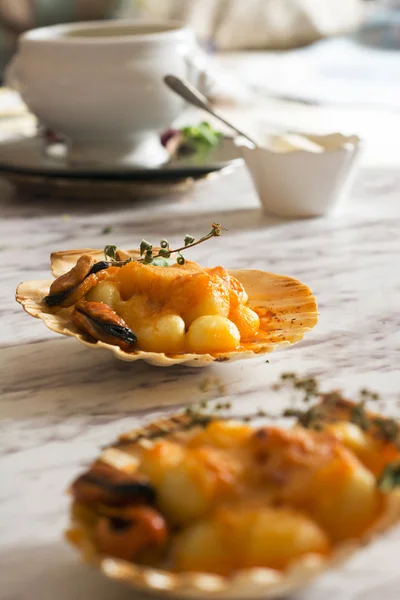 Pasta de ñoquis con mejillones, tomate y sala de crema — Foto de Stock