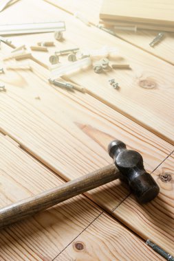 Çeşitli ahşap ve marangozluk veya inşaat araçları, çam