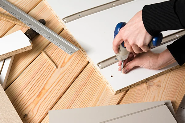 Akülü screwdrive kullanarak Sunta mobilya montaj