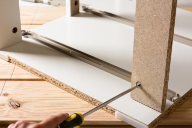 Akülü screwdrive kullanarak Sunta mobilya montaj