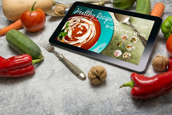 Tablet ile sağlıklı yemek tarifleri blog üstünde perde. Web besleyici ile — Stok fotoğraf