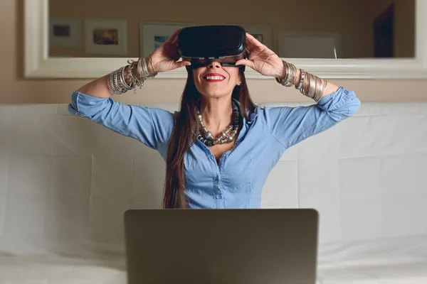 Mujer experimentando realidad virtual, ropa formal , — Foto de Stock