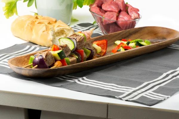 Brochettes barbecue and vegetables — Stock Photo, Image