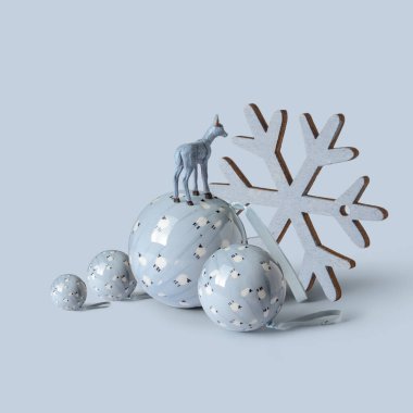 Noel kompozisyonu ren geyiğinin Noel topları üzerinde durmasını ve kar yıldızının mavi arka planda durmasını sağladı. Asgari stil tatil kartı