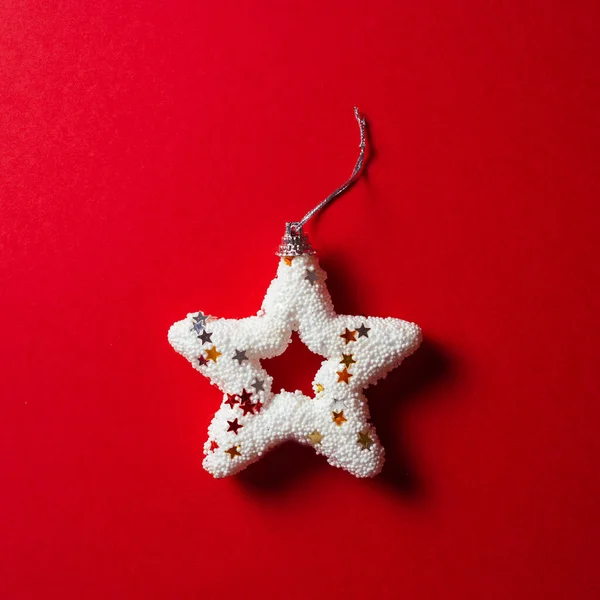 Brillante Estrella Blanca Navidad Sobre Fondo Rojo Concepto Mínimo Navidad —  Fotos de Stock