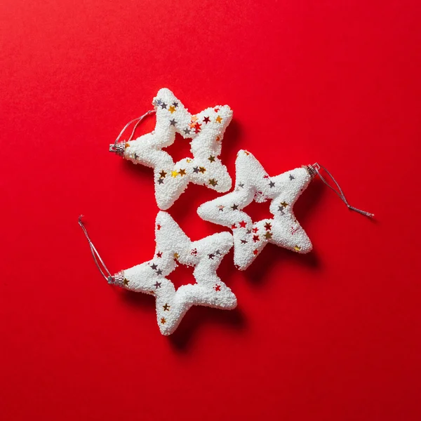 Tres Brillantes Estrellas Blancas Navidad Sobre Fondo Pastel Concepto Mínimo —  Fotos de Stock