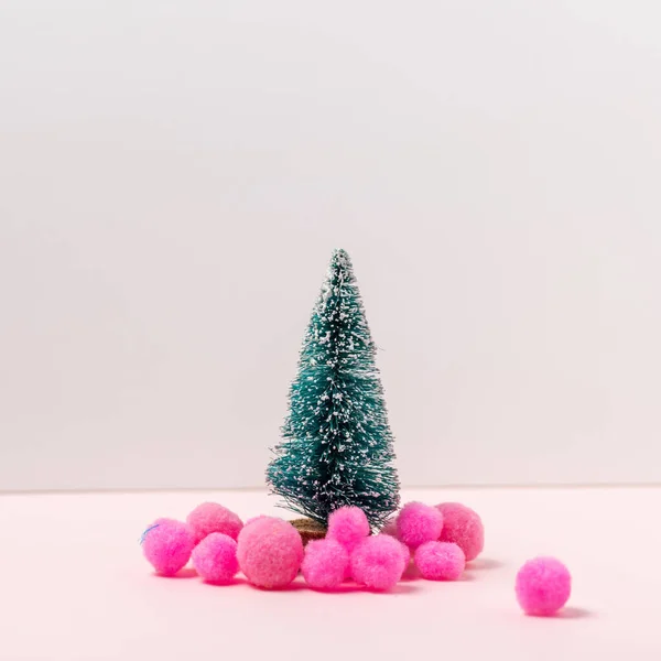 Modelo Miniatura Pino Invierno Con Decoración Bolas Color Rosa Nieve —  Fotos de Stock