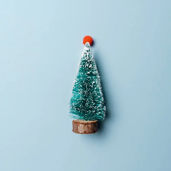 Pino Navidad Miniatura Árbol Navidad Decorativo Sobre Fondo Azul Claro —  Fotos de Stock