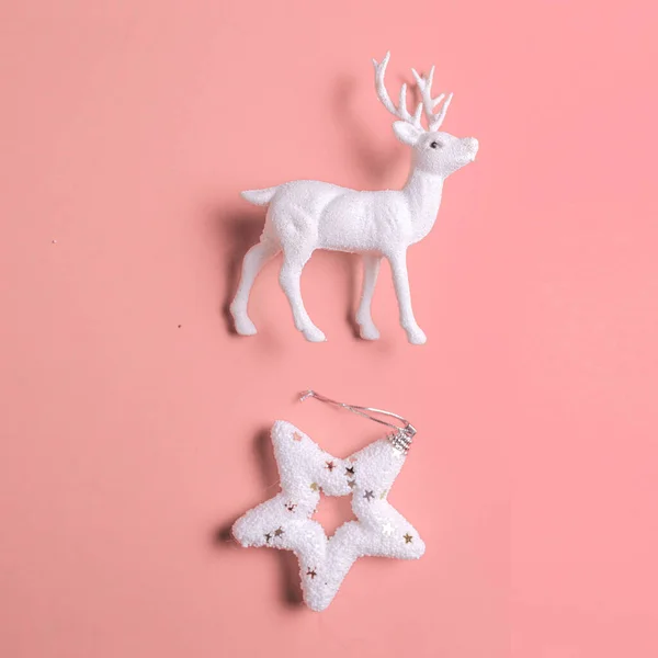 Різдвяна Біла Оленяча Іграшка Маленькими Кулями Вовни Пастельному Синьому Фоні — стокове фото