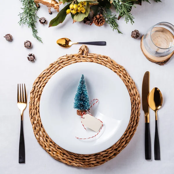 Eleganti Ambientazioni Natalizie Con Decorazioni Oro Bianco Posate Dorate Statuetta — Foto Stock