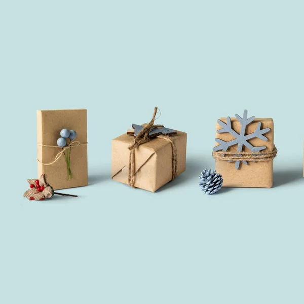 Vánoční Kompozice Vtipné Vánoční Dárky Box Domácím Obalem Dekorace Modrém — Stock fotografie