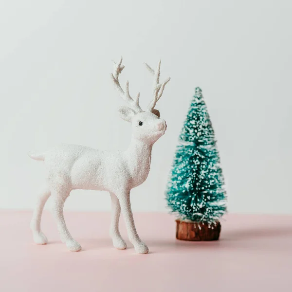 Іграшка Білих Оленів Фігурка Соснового Дерева Рожевому Фоні Мінімальна Концепція — стокове фото
