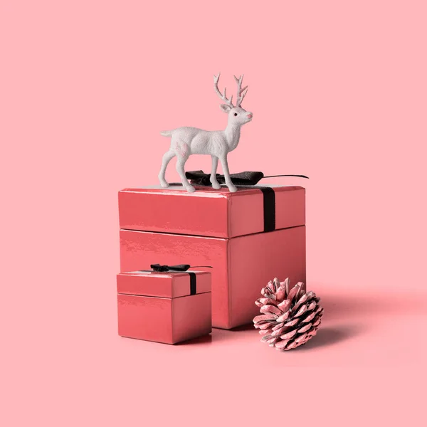 Vánoční Dárkové Krabice Zdobené Mašlí Borovým Kuželem Bílým Sobem Růžovém — Stock fotografie