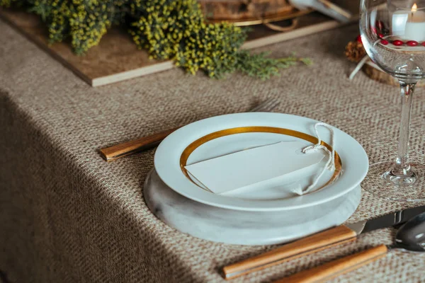 Holiday Gold Place Setting Kerst Tafelmenu Met Lege Kaart Ornamenten — Stockfoto