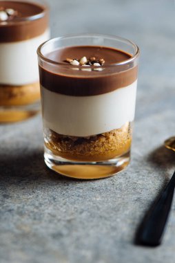 Çikolatalı tatlı, vanilyalı krema, bisküvi ve karamel.. 