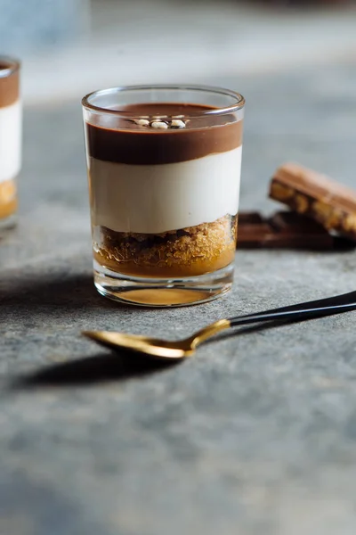 Sobremesa Chocolate Creme Baunilha Biscoito Caramelo Copo Uma Textura Rústica — Fotografia de Stock