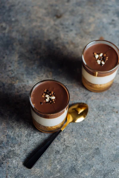 チョコレートデザート バニラクリーム ビスケット キャラメルをガラスで 素朴な食感で 上から誰も — ストック写真
