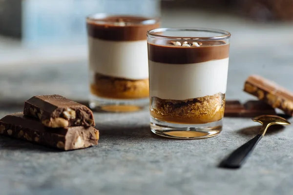 Postre Chocolate Crema Vainilla Galleta Caramelo Vaso Sobre Una Textura — Foto de Stock