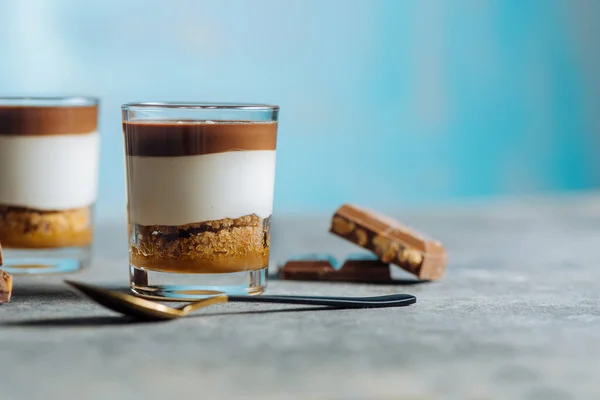 Postre Chocolate Crema Vainilla Galleta Caramelo Vaso Sobre Una Textura Imágenes de stock libres de derechos