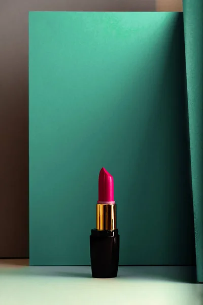 现代简约绿松石背景 化妆品及化妆品概念的粉红口红 — 图库照片