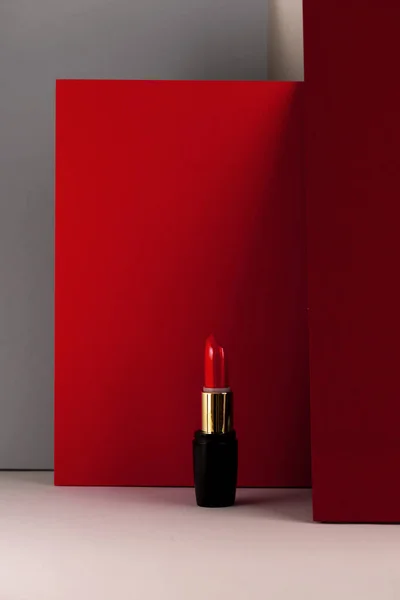 Lápiz Labial Rojo Sobre Fondo Minimalista Moderno Concepto Productos Maquillaje — Foto de Stock