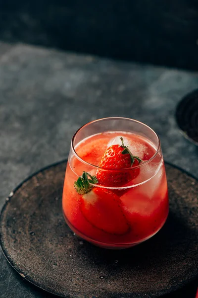 Läcker Jordgubbscocktail Fräsch Sommarcocktail Med Naturliga Jordgubbar Och Isbitar Glas — Stockfoto