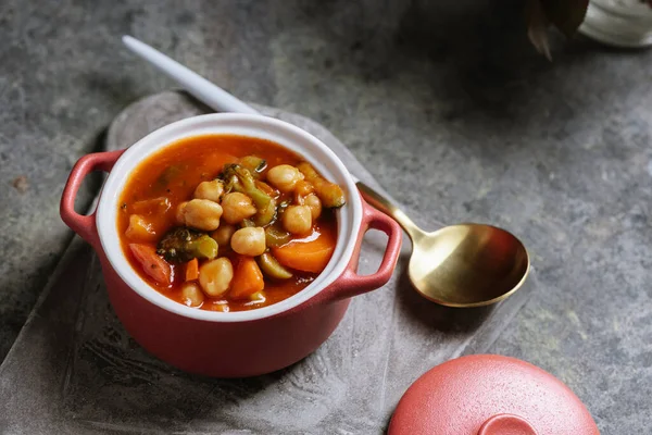 Comida Vegana Grão Bico Cozido Com Tomates Cenouras Abobrinha Pimentas — Fotografia de Stock