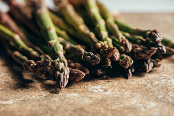 Raw Organic Asparagus Spears Rustic Surface — Stock Photo, Image