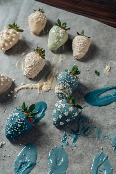 Step Step Tasty Blue White Chocolate Dipped Strawberries Sugar Sprinkles — Stock Photo, Image