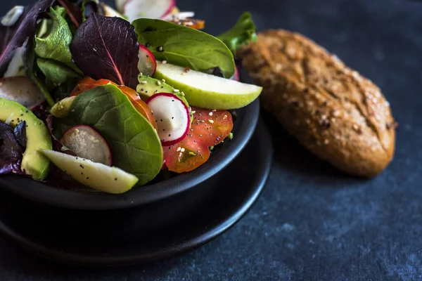 Délicieuse Salade Tomate Laitue Guacamole Pomme Verte Radis Décorés Graines — Photo