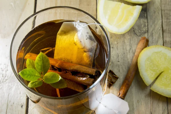 Xícara de chá saudável sobre fundo de madeira — Fotografia de Stock
