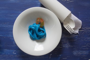 Mavi spagetti, siyah yer ayarı 