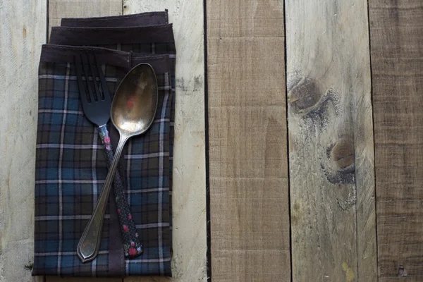 Cucchiai di metallo vintage, di sfondo in legno per tovaglioli — Foto Stock