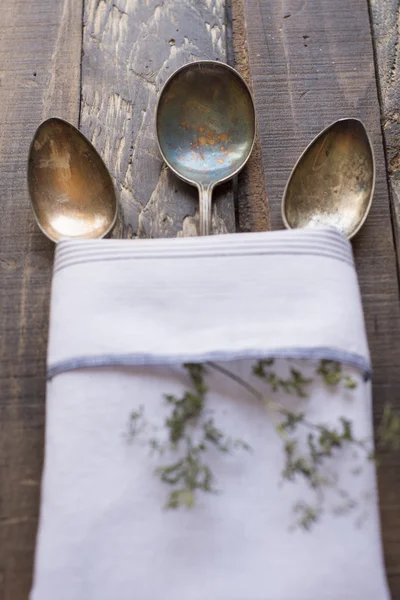 Cucchiai di metallo vintage, di sfondo in legno per tovaglioli — Foto Stock