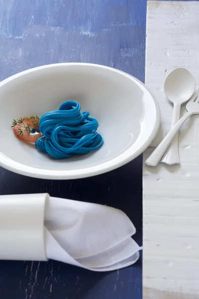 Blauwe spaghetti, zwarte Couvert — Stockfoto