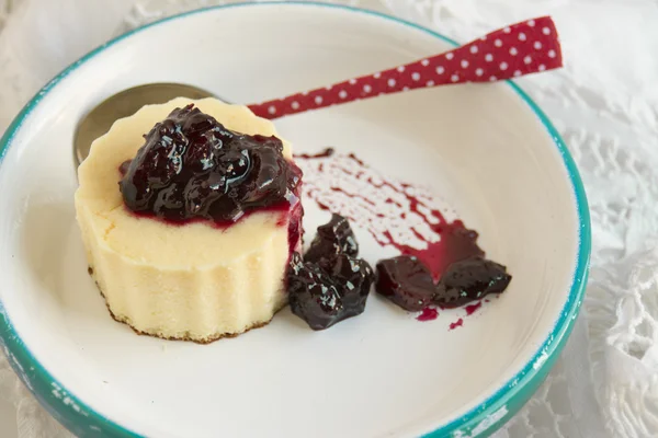 Cheesecake med röda frukter — Stockfoto