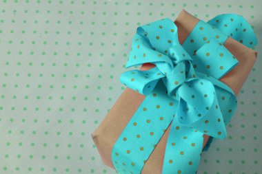  Şerit ve yay, Akuamarin polka dot hediye kutusu