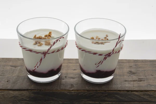 Postre en capas con yogur de frutas y queso crema en frasco de vidrio — Foto de Stock