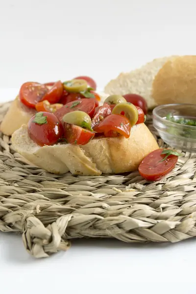 Spanish food tapas. Toast with fresh tomato and basil — Stock Photo, Image