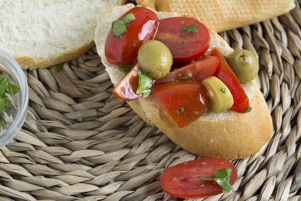 Tapas de comida espanhola. Torrada com tomate fresco e manjericão — Fotografia de Stock