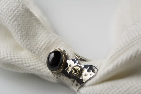 Серебристое кольцо с черным камнем — стоковое фото