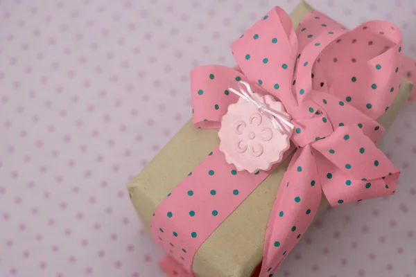 Rosa y blanco lunares caja de regalo con cinta y lazo — Foto de Stock